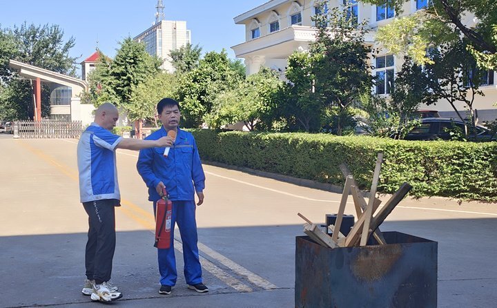 首先消防安全員對(duì)消防器材如何使用進(jìn)行細(xì)致講解，并現(xiàn)場(chǎng)演示。