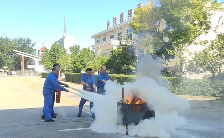 以“一提、二拔、三握、四壓”的基本步驟演示使用流程，并由演練人員進(jìn)行了操作實(shí)踐。